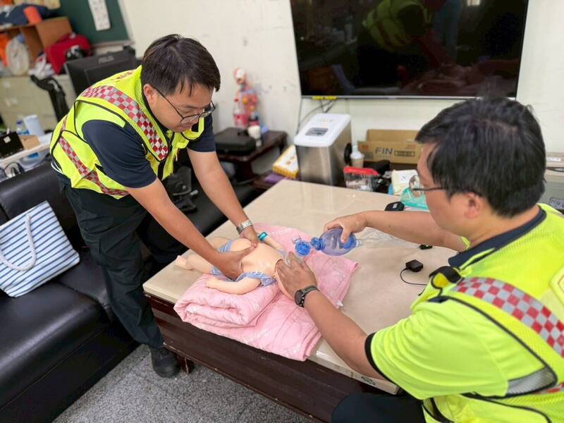 竹縣9月大女嬰沙發上突昏迷無呼吸 警消醫護接力搶救奇蹟甦醒