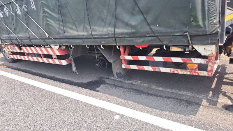 營業大貨車後輪脫落撞分隔島再回彈 砸中倒楣轎式休旅車幸無人傷