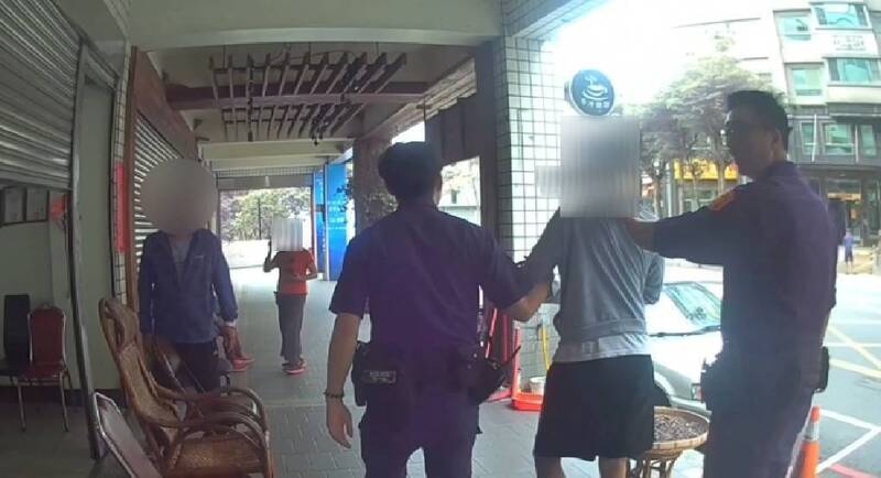 蘆竹警攔查可疑機車 後座乘客心虛丟包「喪屍煙彈」