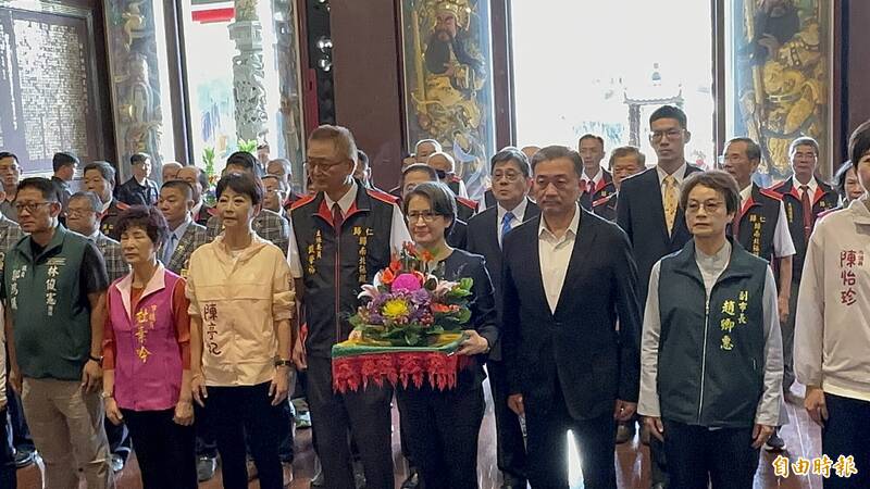 蕭美琴參拜台南歸仁廟宇  陳亭妃一路陪同