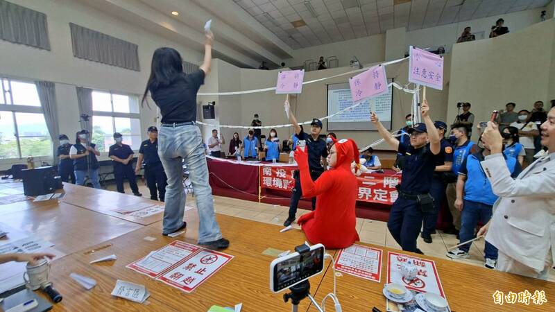 南投名間焚化爐環評會 鄉民射紙飛機抗議場面混亂