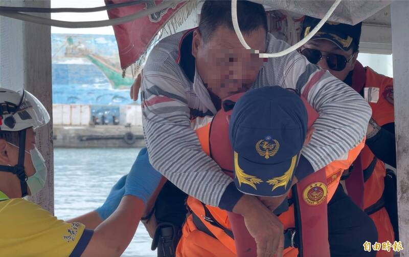 台東漁民誤釣大魟魚遭毒棘刺腳 強忍劇痛1個多小時急航返港