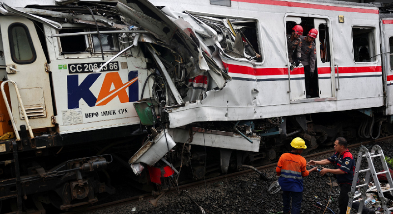 印尼列車相撞致7死81傷 救援人員爭奪秒奪秒搜尋倖存者