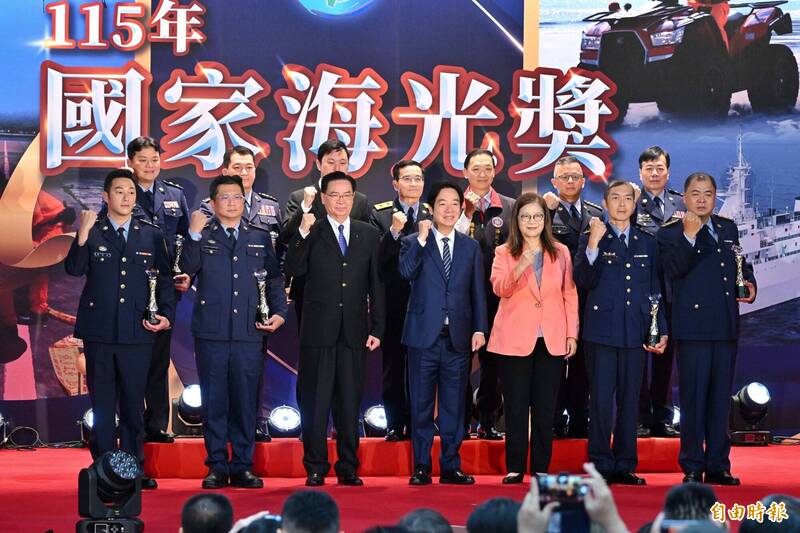 賴清德頒發首屆「海光獎」肯定海巡無懼騷擾守護海疆