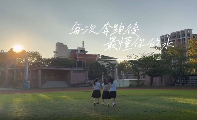 飲料廣告拍出「校園青春活力」 左營高中生創意吸總統級留友看朝聖