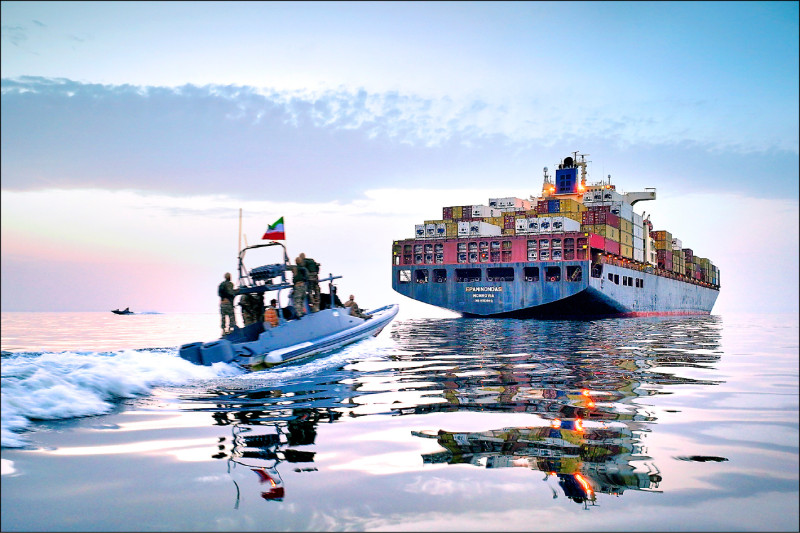 川普：伊朗瀕崩潰 盼開放荷姆茲海峽