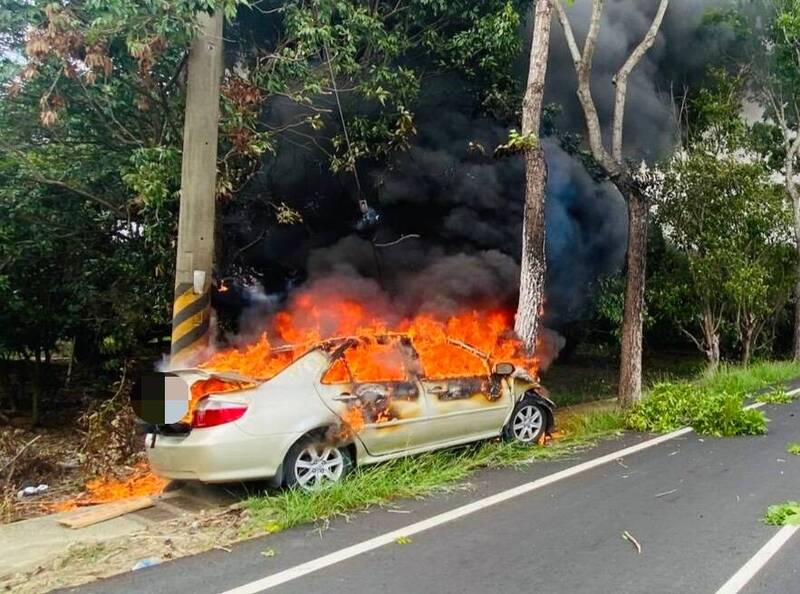 轎車在台3線楠西段自撞路樹後，起火燃燒。（民眾提供）