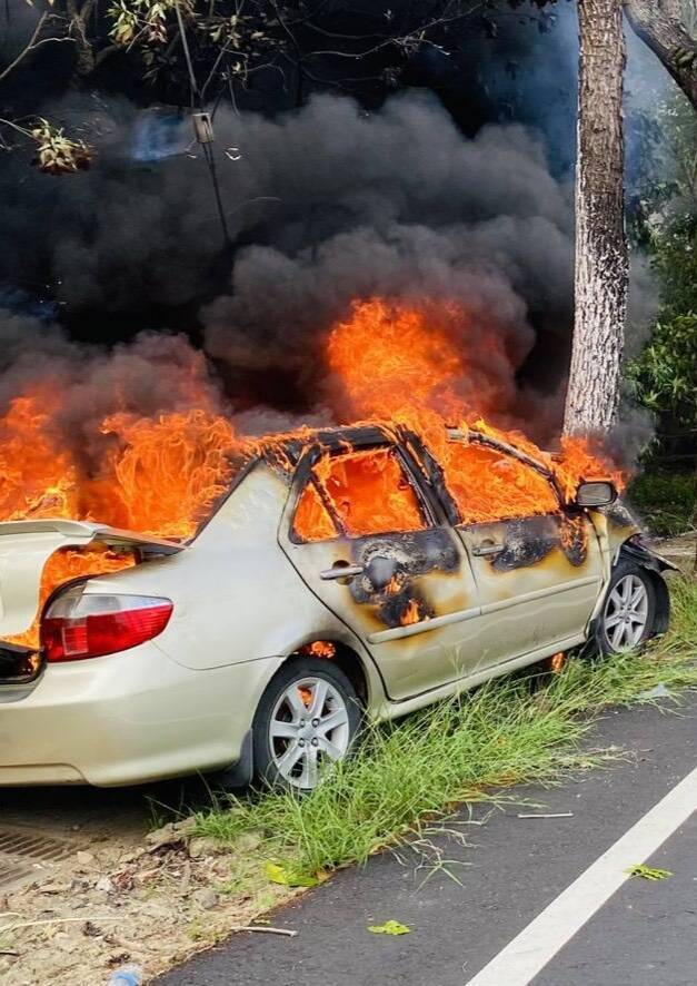 轎車在台3線楠西鹿陶洋段自撞路樹後燃燒，陷入火海。（民眾提供）