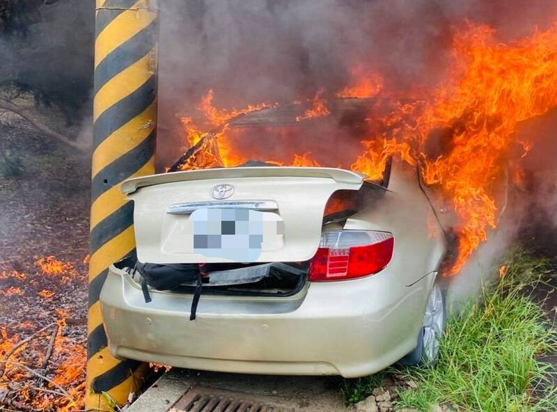 轎車在台3線楠西段自撞路樹後起火燃燒，所幸駕駛及時逃出。（民眾提供）