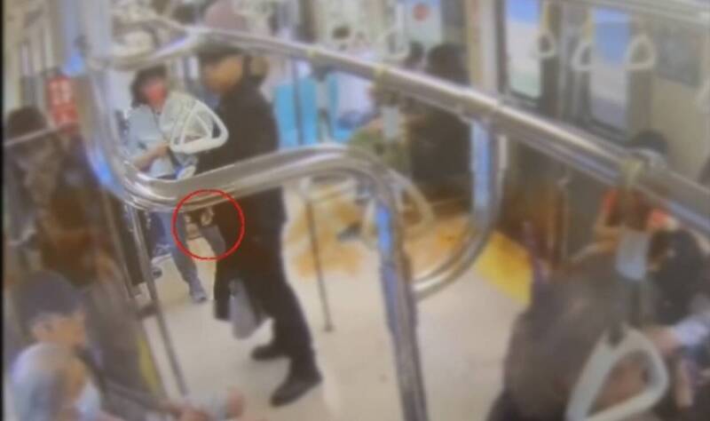 北捷淡水信義線驚傳車廂內有人噴辣椒水 捷警隊：民眾不慎誤壓