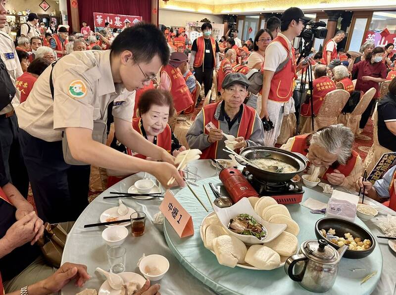 華山基金會帶250位孤老訪客茶館 替代役化身「金孫」作伴