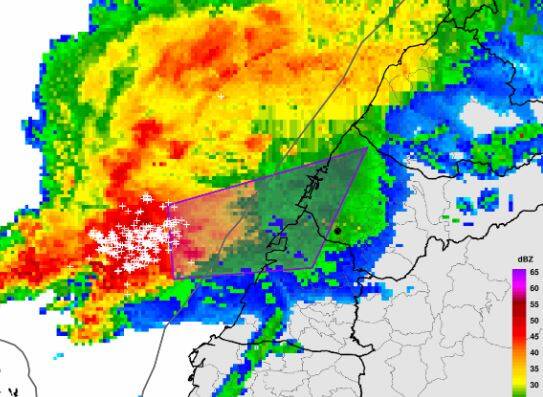 發展旺盛雷雨帶已經接觸本島陸地，氣象署針對台中、彰化發布大雷雨即時訊息。（圖擷自中央氣象署）
