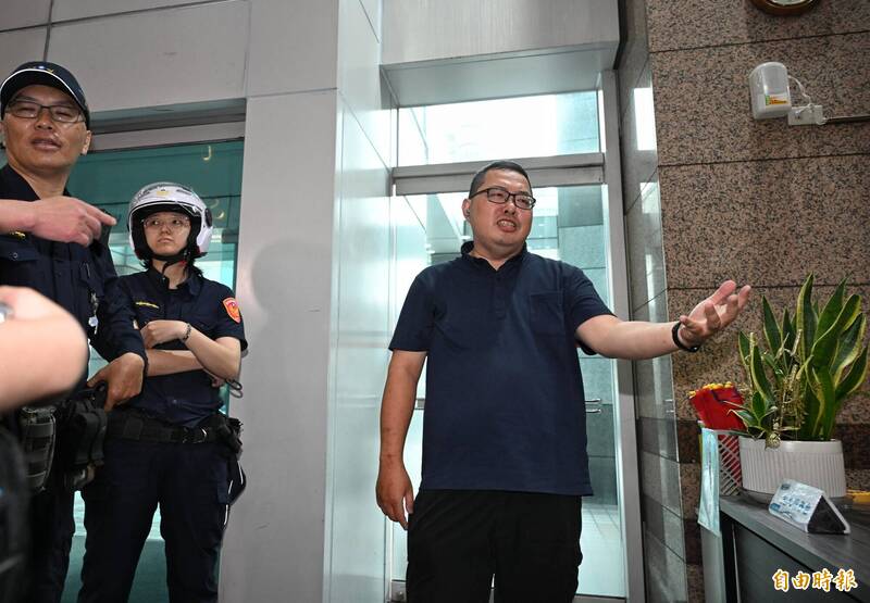國民黨員闖黨部嗆「鄭麗文吃屎」 曾在鍾小平服務處拉屎黑底曝