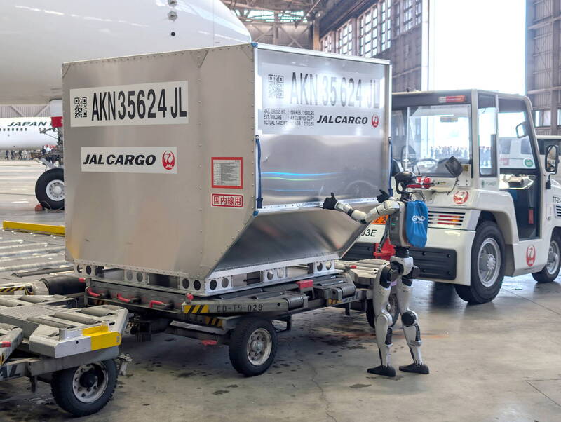 人形機器人開工！ 日航5月起試用中國製機器人搬行李
