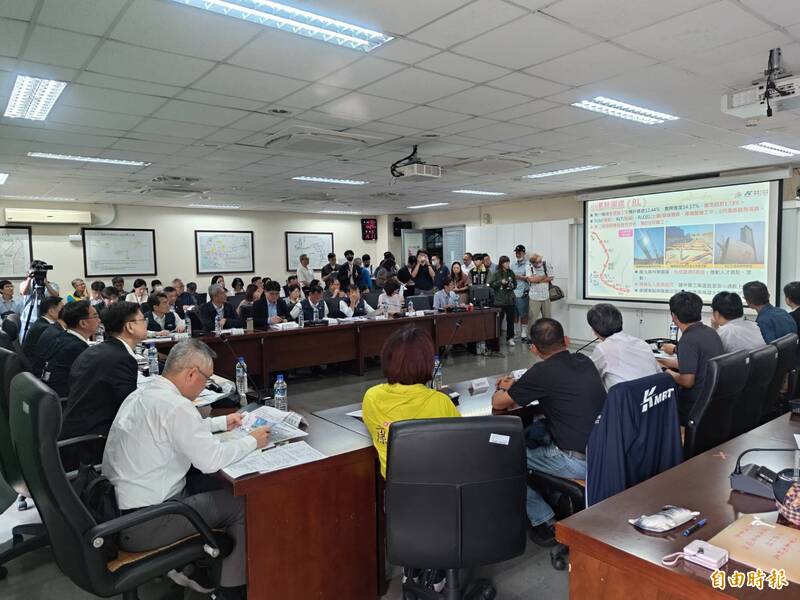 立院交通委員會29日到高雄考察重大交通建設進度。(記者王榮祥攝)