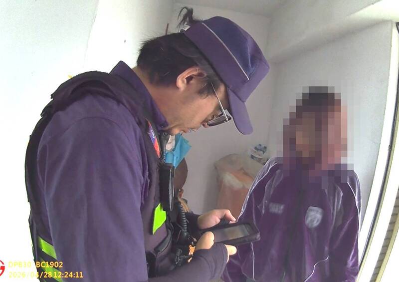 台中1女子頂樓晾衣服受困半小時  幸員警聽到呼叫聲才獲救