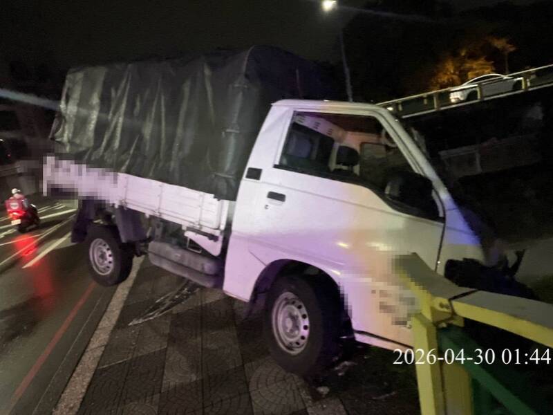 命大！台中酒駕男自撞卡橋梁護欄 車輪懸空險墜大里溪