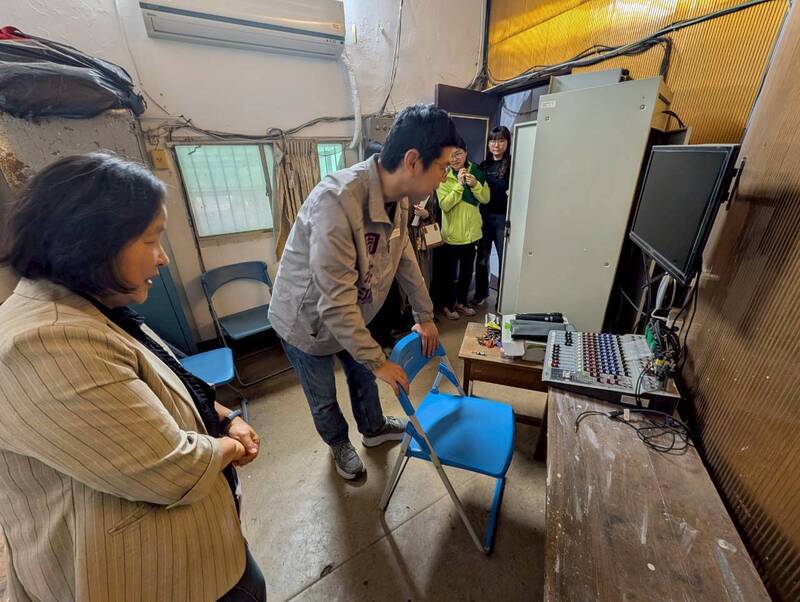 圳堵國小活動中心音響老舊、地板龜裂 周永鴻會勘爭取補助改善