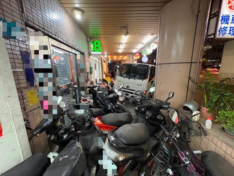 疑天雨路滑小貨車左轉失控 越過分隔島撞進騎樓毀8機車