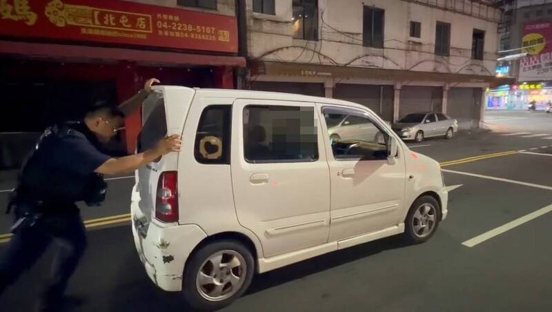 台中尖峰路口突刁車塞爆！ 警一推竟神奇復活 駕駛看傻雙手合十道謝