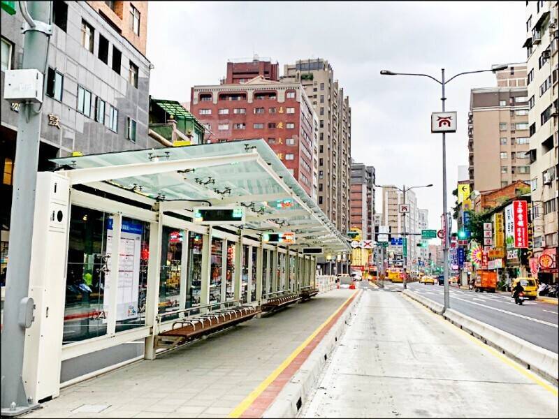 北市行人分段穿越結合公車月台 將擴大全市15條公車專用道
