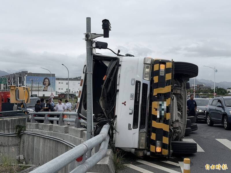 台東預拌車馬蘭橋上坡左轉翻覆 巨響嚇壞民眾、駕駛毫髮無傷
