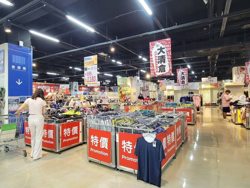 把眼淚還來!家樂福高雄愛河店2度公告停業  今天熄燈日又不關了