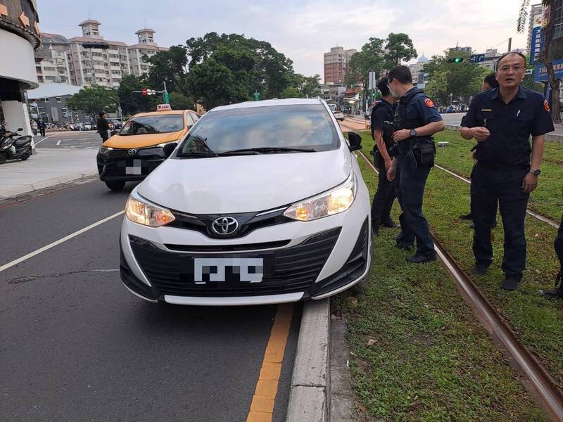 高雄轎車轉彎卡輕軌軌道 45分鐘脫困代價曝光