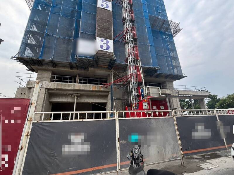高雄楠梓建案工安事故 駕駛骨折卡地下室逾75分鐘獲救
