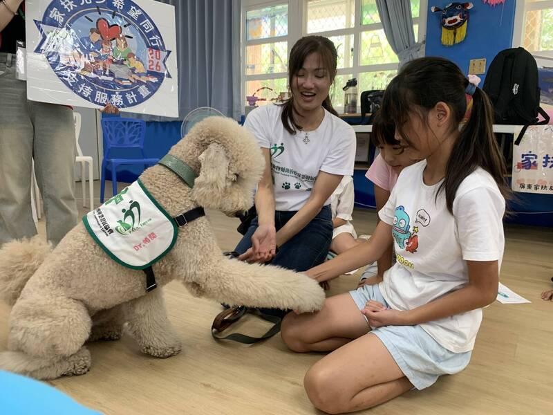 治療犬展大愛 搭船跨海直奔小琉球 療癒弱勢孩子身心靈