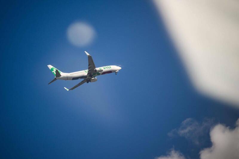 法荷航空集团旗下泛航航空（Transavia）宣布取消未来数周的数百个航班，理由是煤油价格上涨。图为Transavia波音737-8K2飞机飞越法国西部城市南特。（法新社）