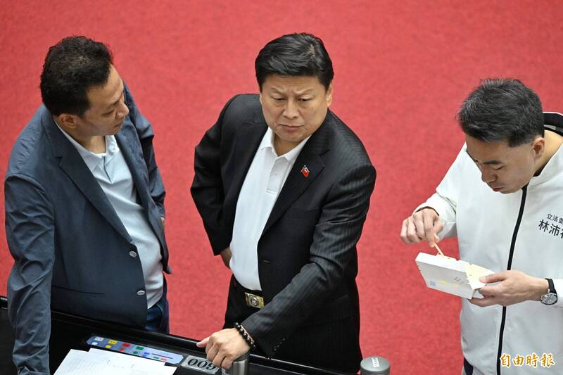 軍購案引爆路線戰 粉專：藍營親中與現實派對撞