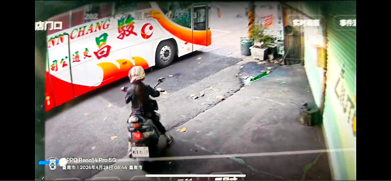 台南女警 車禍遇死劫 未碰撞卻釀禍 違停校車駕駛法辦
