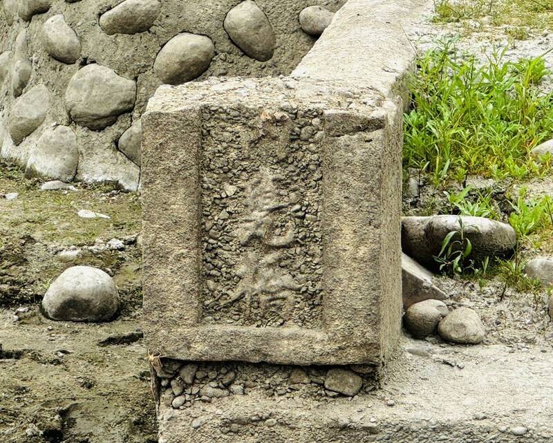 仁義潭庫底「內甕橋」重見天日意謂著水情警訊。（記者蔡宗勳攝）