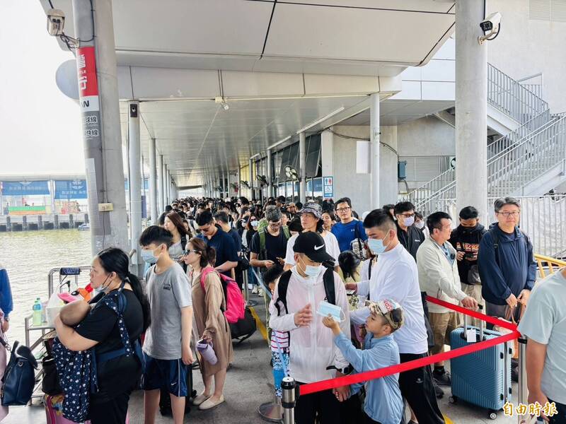 小琉球爆人潮！今滿房機車訂不到 清晨6點半就加開船班