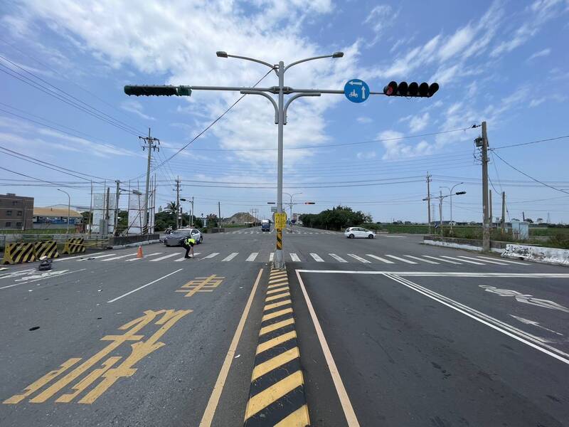 呂女騎乘機車疑似未注意路口號誌闖紅燈，與楊男駕駛的大貨車碰撞後遭輾，臟器外露橫死現場。（警方提供）