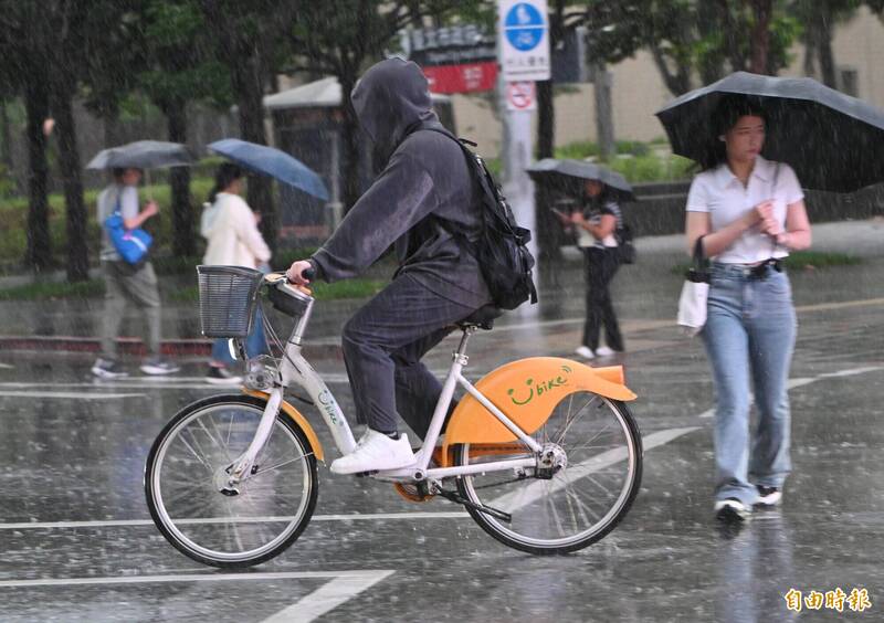 收假日報到！今年首波梅雨鋒面來襲 氣象專家曝「天氣變化相當有感」