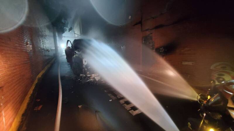 誇張！台中轎車撞傷雙載騎士肇逃 竟拖行機車「燒成火球」