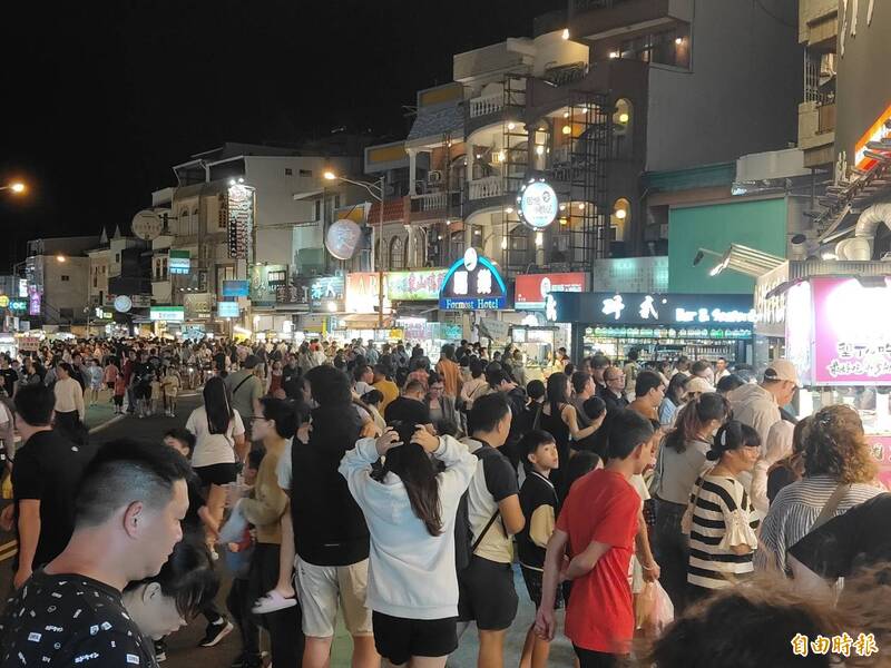 不甩酸民！墾丁大街擠到水洩不通 業者「一共識」力拚留住遊客