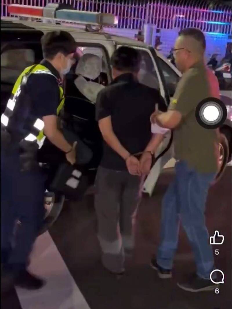 酒駕撞倒父子竟落跑！拖行機車850公尺衝回家 釀火燒車狼狽就逮