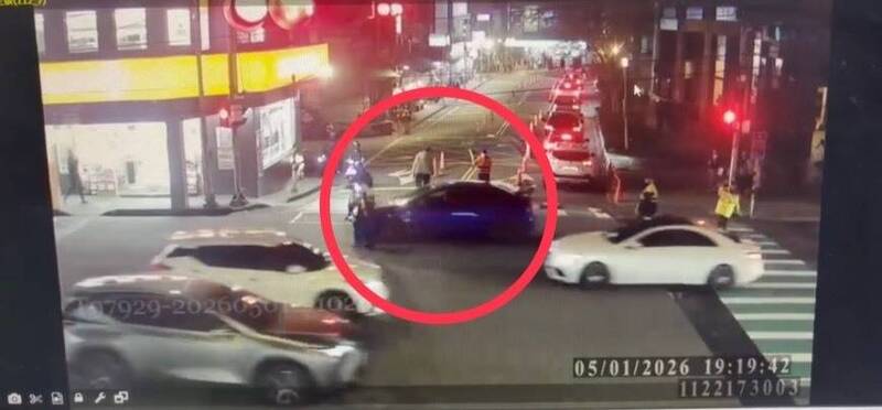 碧潭水舞旁黑吃黑擄車手 警假稱「開車用手機」攔捕