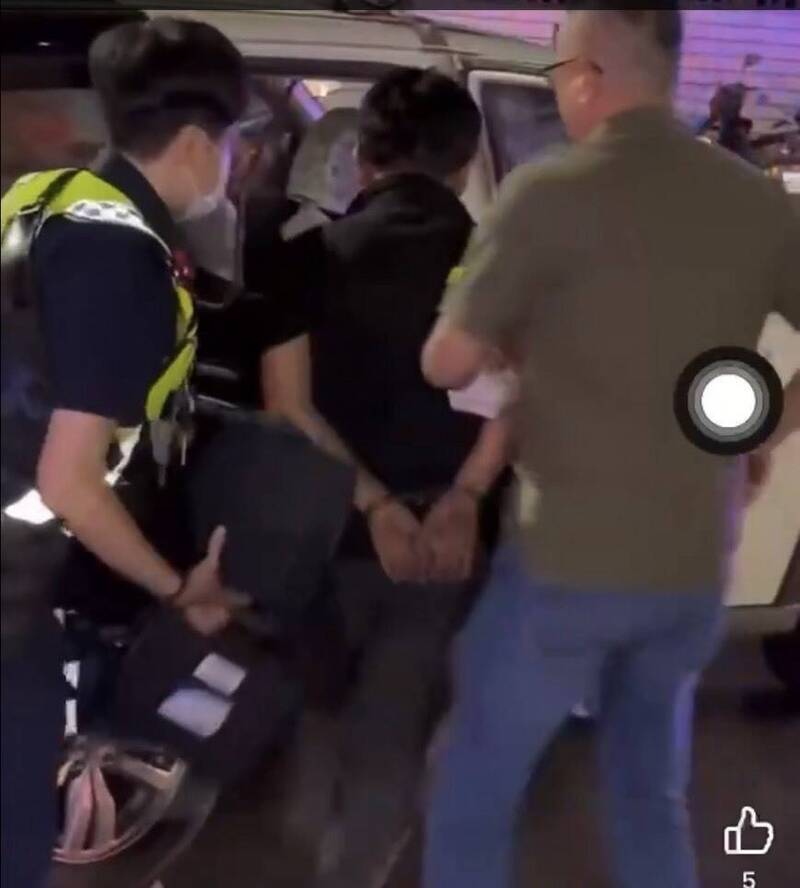 撞飛父子還拖行機車狂逃！酒駕男衝回家竟「火燒車道」 想落跑惹眾怒慘被修理