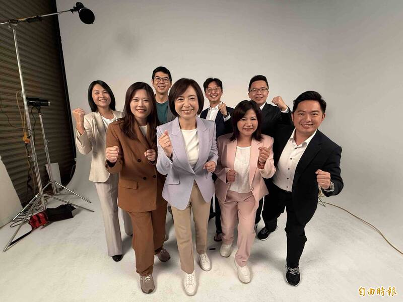 「主隨客便」超寵小雞！何欣純拍形象照 議員創意全買單