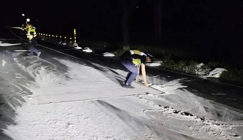 台9線凌晨變「溜冰場」 白粉散落綿延300公尺