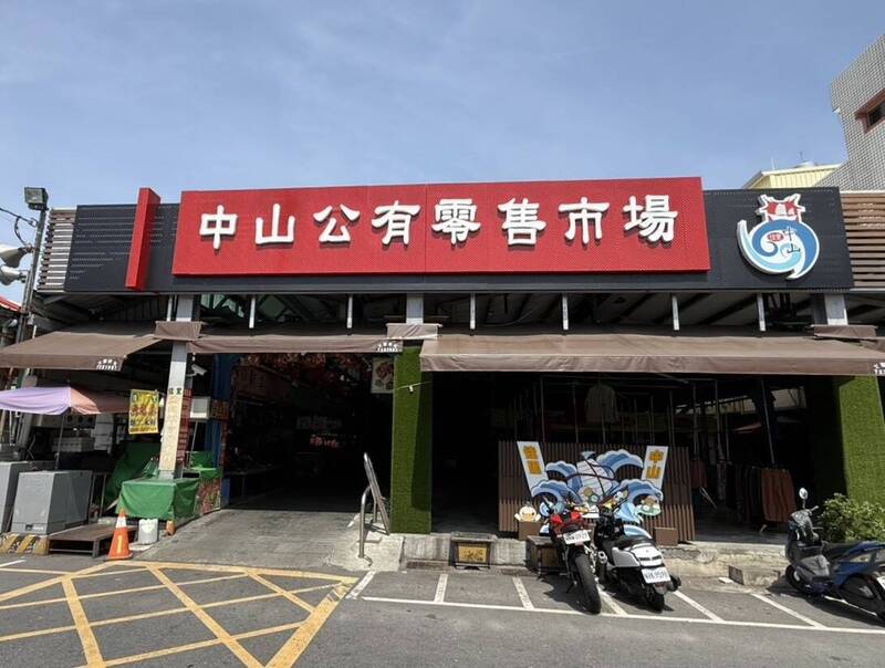帶動節慶買氣 台南傳統市場接力送康乃馨、促銷券