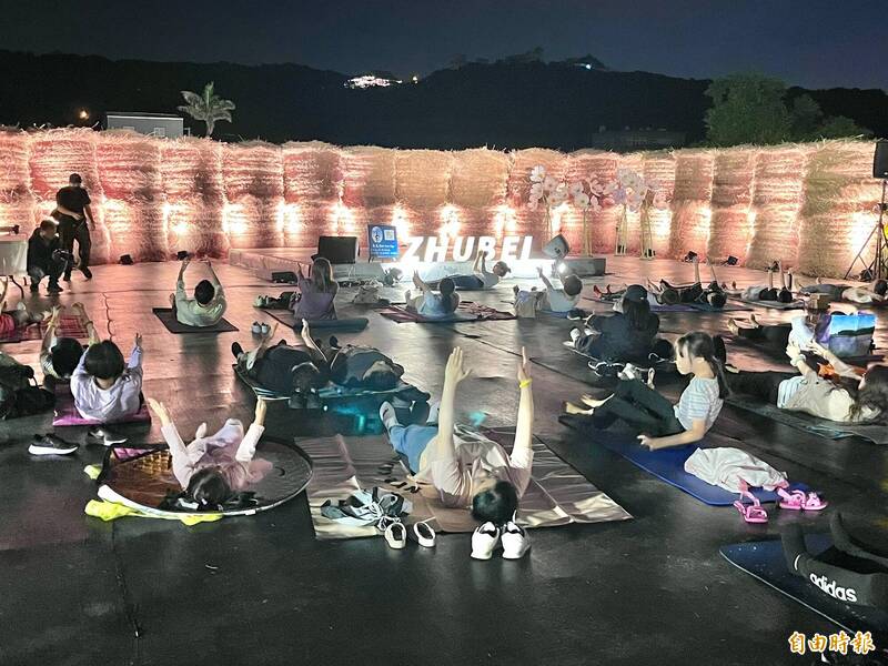 鄭朝方頂著月娘、赤著雙腳 在2公頃花田內領著百人做這事