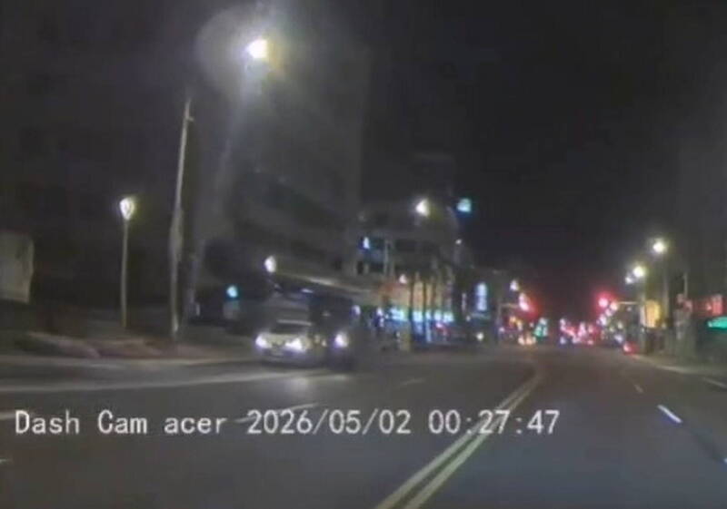 疑似車手交錢拒攔查 花蓮巷弄逃竄！警車追緝撞牆