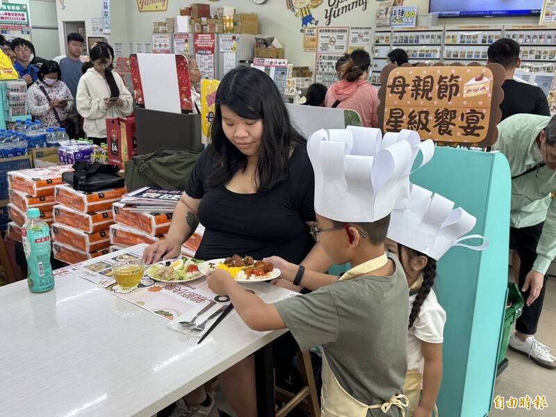 連16年母親節前邀家扶親子採購 孩子下廚請媽咪、媽為家人忘自己