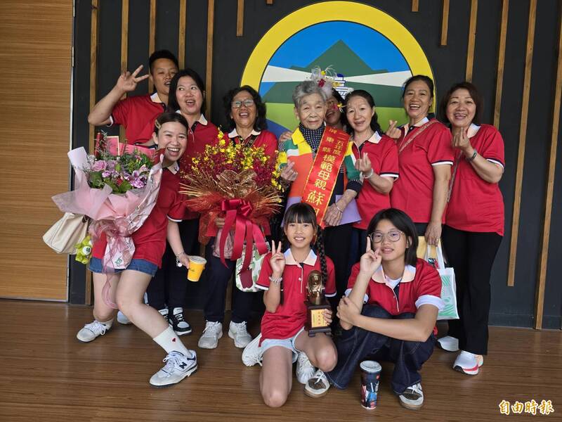屏東縣模範母親表揚 蘇罔却阿嬤生下10仙女、先苦後甘