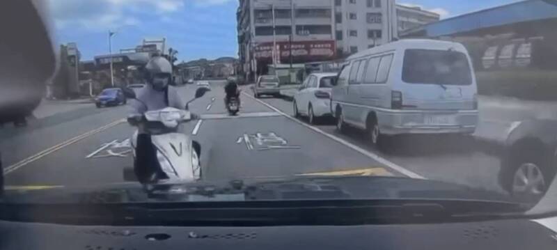 奪命左轉！基隆女騎車逆向闖車道被轎車撞飛 零件灑滿地不治